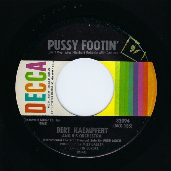 Bert Kaempfert 45 Hold Me / P***y Footin' on Decca EX Jazz Easy Listening - Picture 2 of 2